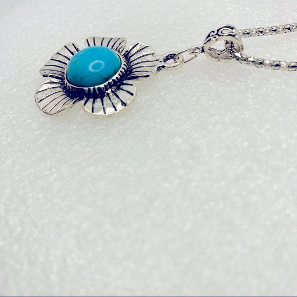 Necklace Turquoise colored Flower in Silver tone - Picture 12 of 12